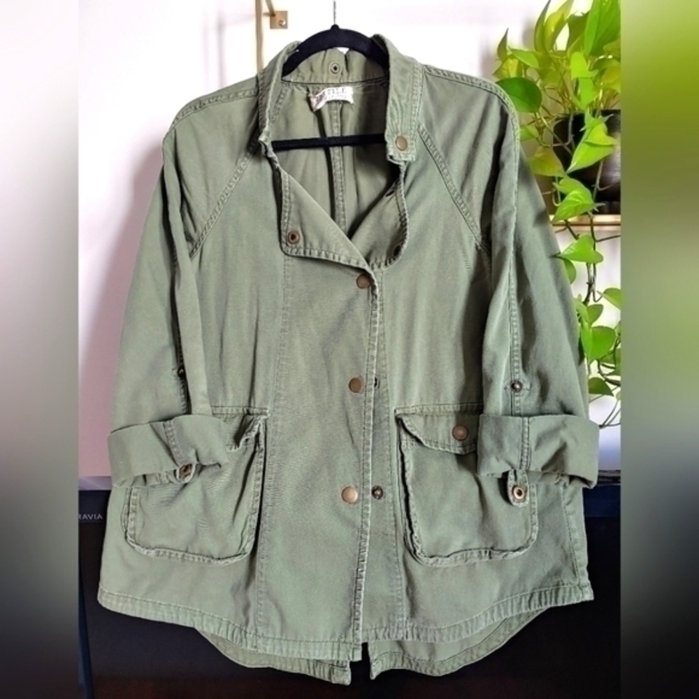 3. ELIZABETH&JAMES BOXY UTILITY JACKET SIZE XS